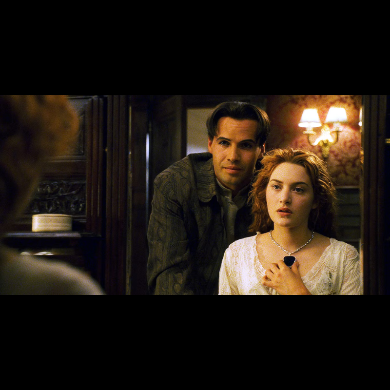 Photo du film Titanic. Rose porte le collier Coeur de L'Océan. Reproduction d'objet de film.