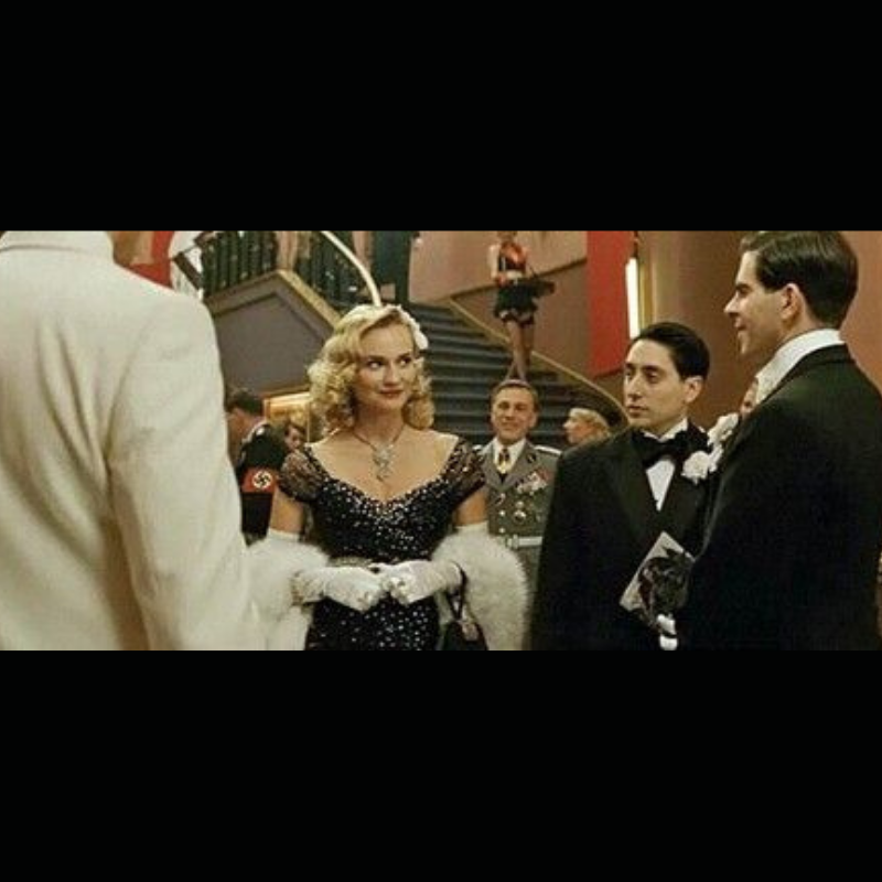 Photo du film Inglourious Basterds avec Brad Pitt. On y vois le programme dans les mains des acteurs. Programme vendu par CineProps Original