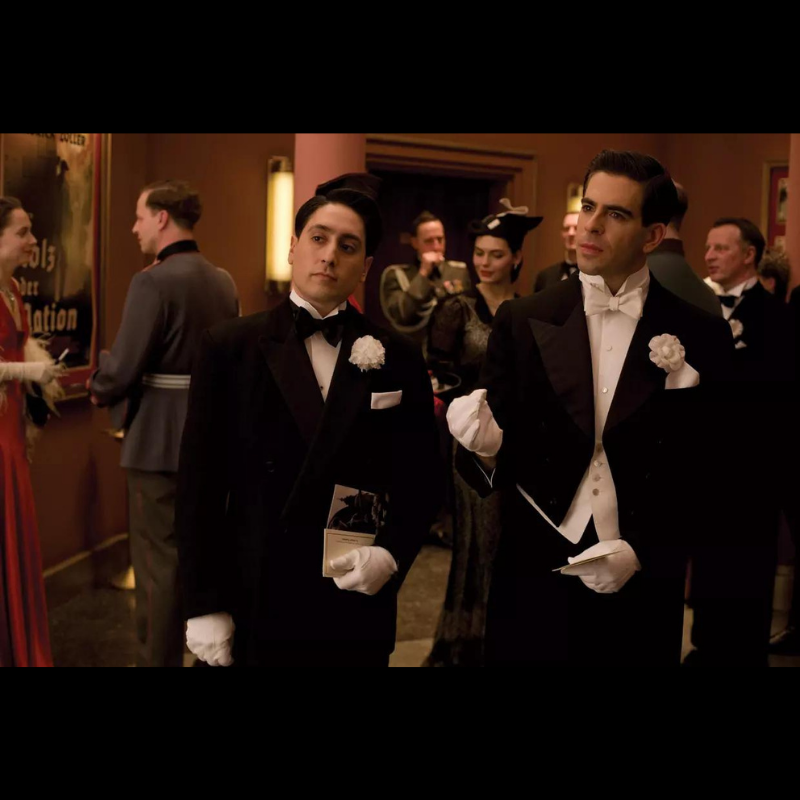 Photo du film Inglourious Basterds avec Brad Pitt. On y vois le programme dans les mains des acteurs. Programme vendu par CineProps Original