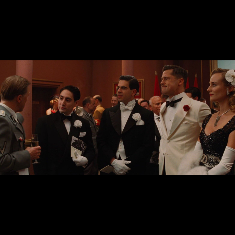 Photo du film Inglourious Basterds avec Brad Pitt. On y vois le programme dans les mains des acteurs. Programme vendu par CineProps Original