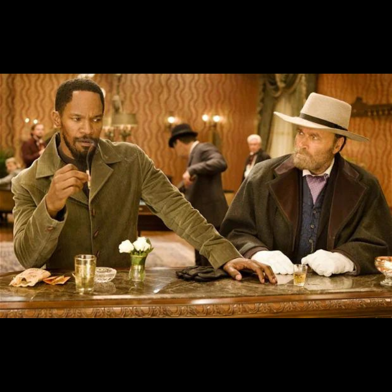 Photo du film Django unchained. On y vois jamie foxx et des billets de banque identique à ceux proposés par CineProps. Objet de film original
