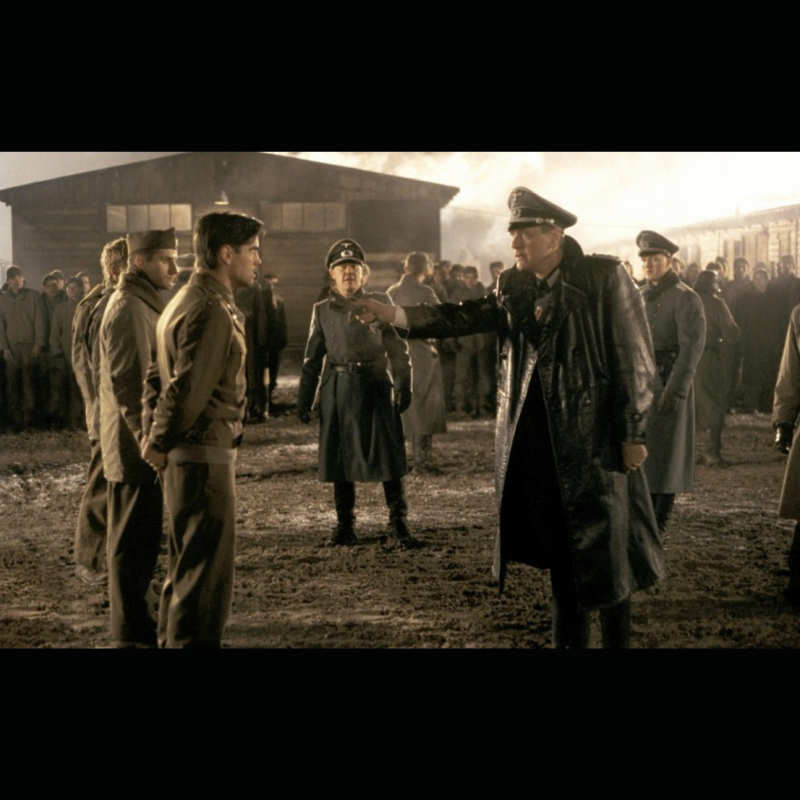 Evasion3 Photo du film Mission Evasion. On y vois soldats allemand et américains dans un camps.