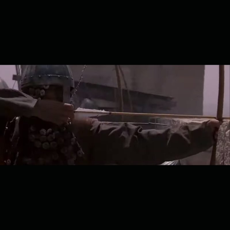 Photo du film Kingdom Of Heaven . On y vois une flèche factice dans les mains des acteur. Elle est proposée à la vente par CineProps gamme Original