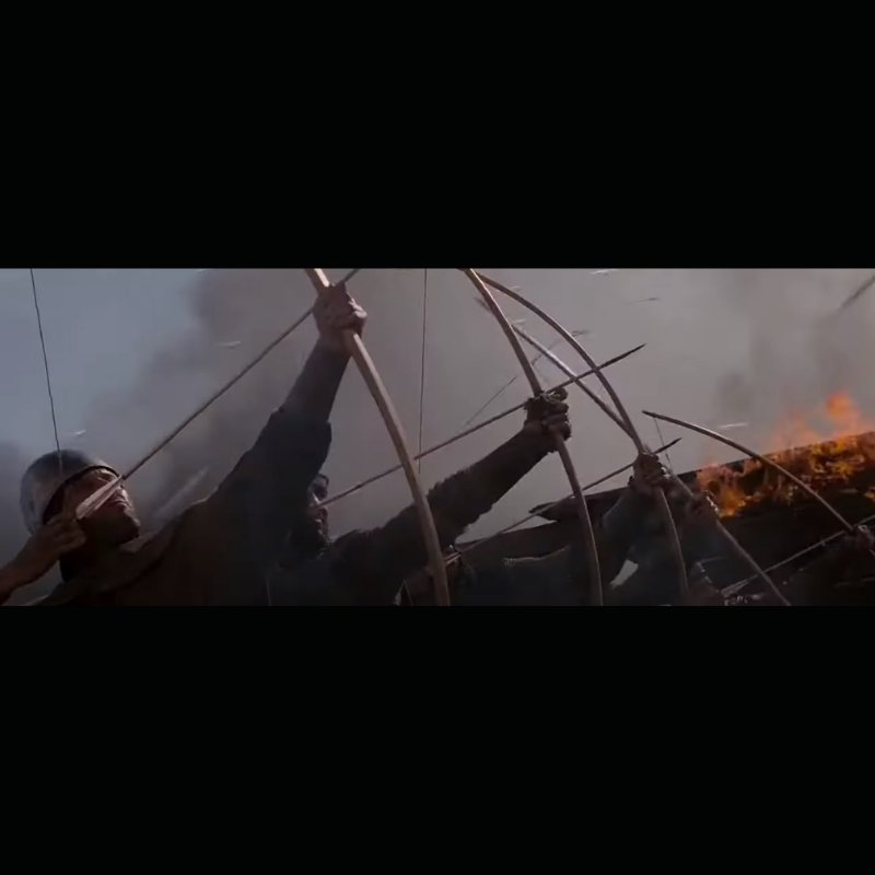 Photo du film Kingdom Of Heaven . On y vois une flèche factice dans les mains des acteur. Elle est proposée à la vente par CineProps gamme Original