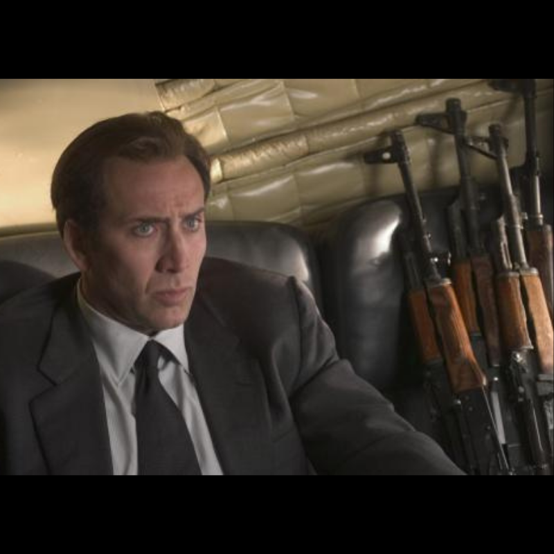 Lord1 Photo du film Lord of War . On y vois le fusil AK47 factice u côté de l'acteur Nicolas Cage proposé à la vente par CineProps gamme Original
