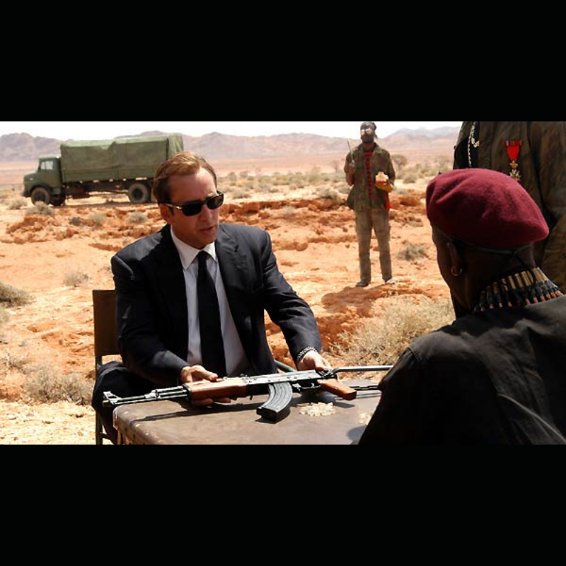 Lord6 Photo du film Lord of War . On y vois le fusil AK47 factice dans les mains de l'acteur Nicolas Cage proposé à la vente par CineProps gamme Original