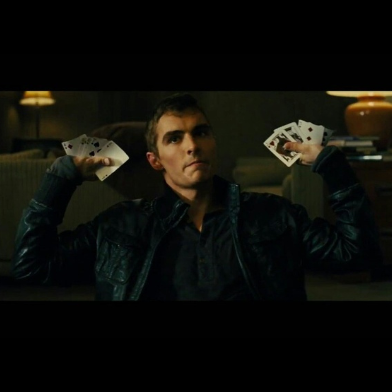 Photo du film Insaisissables . On y vois la carte de magie tenue par le héro proposée à la vente par CineProps gamme Original