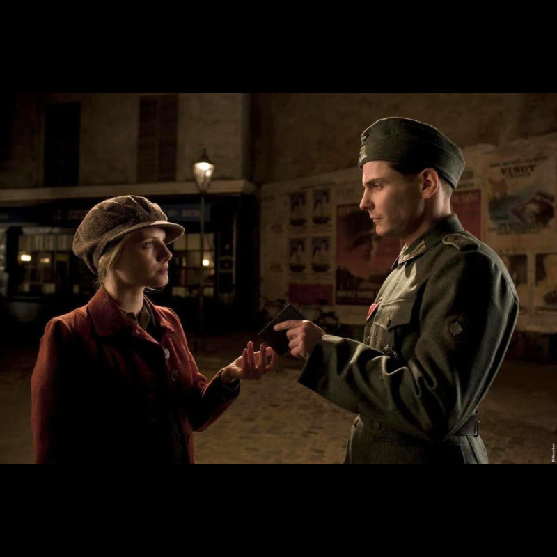Photos film (2) Photo film inglourious basterds. Le personnage Zoller présente des document militaires