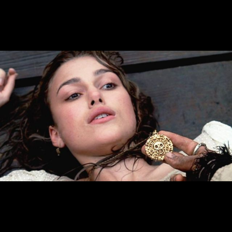 Photo du film. On vois Elizabeth Swann et le collier de Pirates des Caraibes dont CineProps propose la. Reproduction