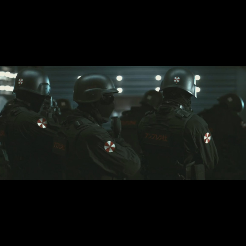 Photo du film Resident Evil les troupes de d'élite Umbrella portant le patch comme celui proposé sur cette page. Objet de collection. Accessoire de film original.