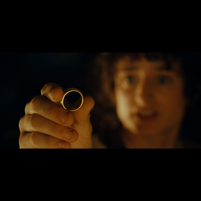 Ring1 Photo du film Le Seigneur des Anneaux y vois le héros et la bague du Seigneur des Anneaux dont CineProps propose la. Reproduction