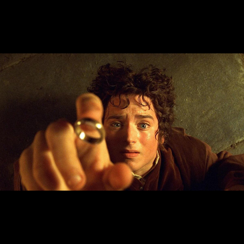 Ring2 Photo du film Le Seigneur des Anneaux y vois le héros et la bague du Seigneur des Anneaux dont CineProps propose la. Reproduction