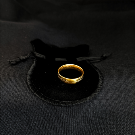 Photo produit y vois la bague du Seigneur des Anneaux dont CineProps propose la. Reproduction