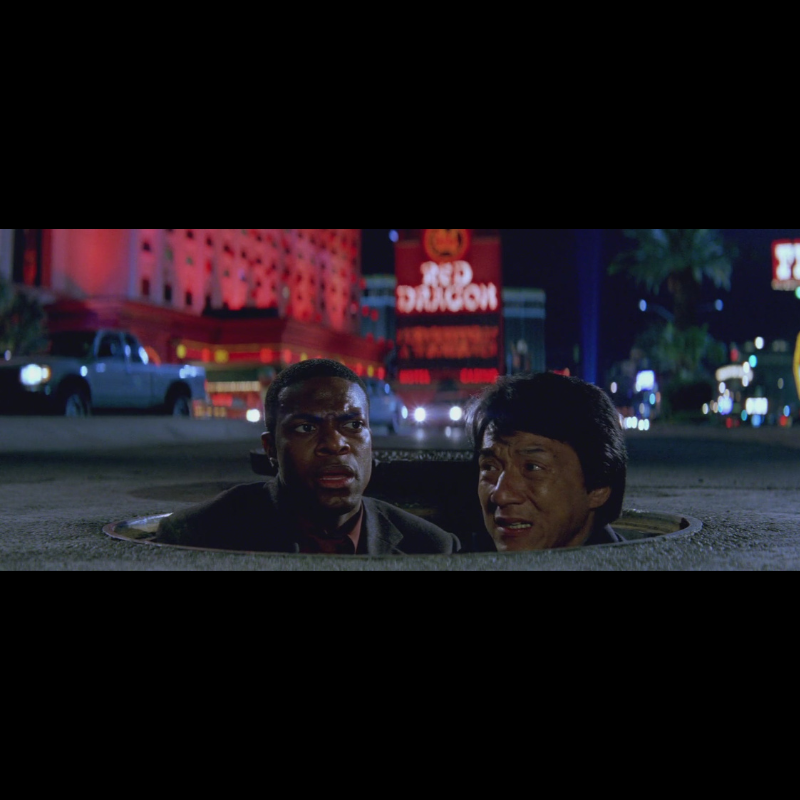 Photo du film Rush Hour 2 On y Chris Tucker et Jackie Chan devant le casino Red Dragon nom du jetons similaire à celui proposé sur cette page. Objet de collection. Accessoire de film original.