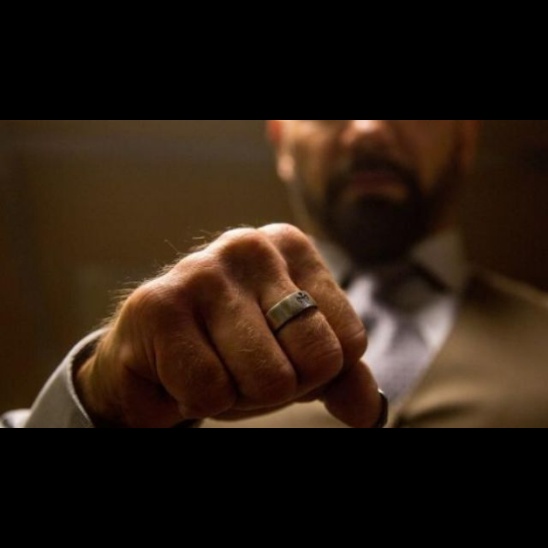 Photo du film 007 Spectre. On y vois la bague dont CineProps propose la. Reproduction