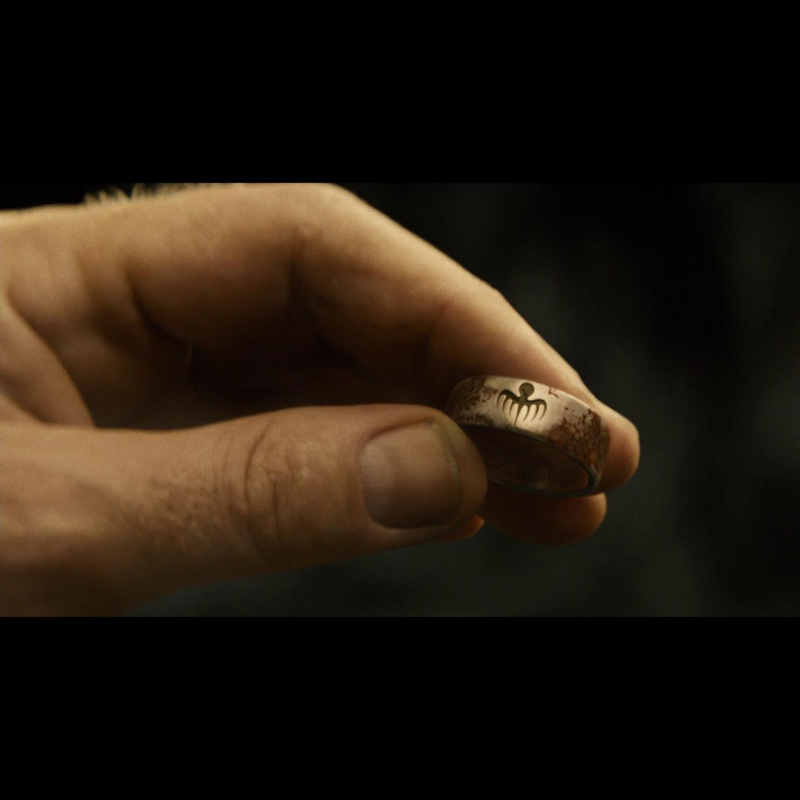 Photo du film 007 Spectre. On y vois la bague dont CineProps propose la. Reproduction