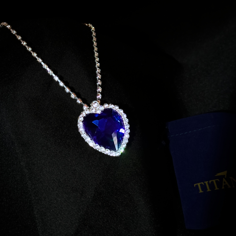 Photos detail face produit reproduction collier coeur de l'océan film Titanic