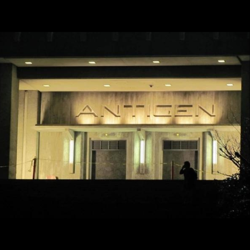 Photo du laboratoire Underworld Awakening; On y vois le labo du film. Objet de collection. Accessoire de film original.