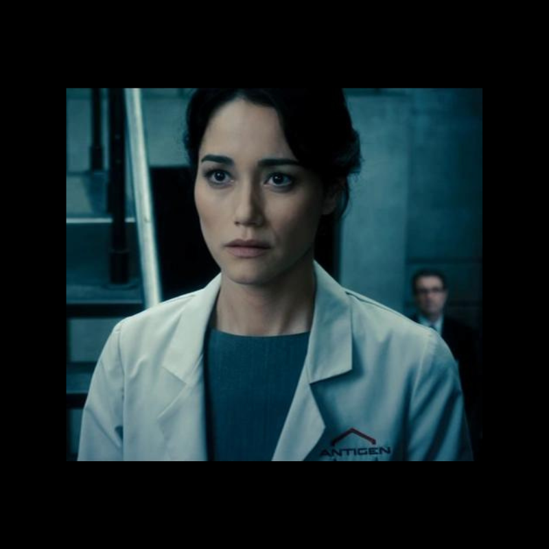 Photo du laboratoire Underworld Awakening; On y vois une femme portant l'écusson proposé sur cette page. Objet de collection. Accessoire de film original.