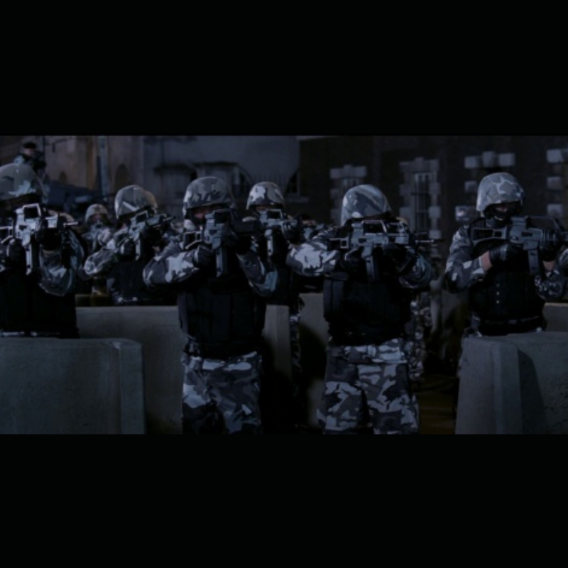 V1 Photo du film V for Vendetta . Soldat en uniforme camouflage proposé à la vente par CineProps gamme Original