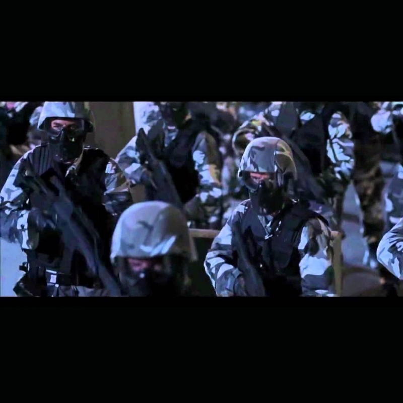 V2 Photo du film V for Vendetta . Soldat en uniforme camouflage proposé à la vente par CineProps gamme Original