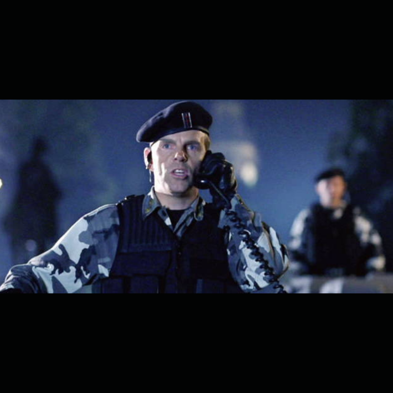 V3 Photo du film V for Vendetta . Soldat en uniforme camouflage proposé à la vente par CineProps gamme Original