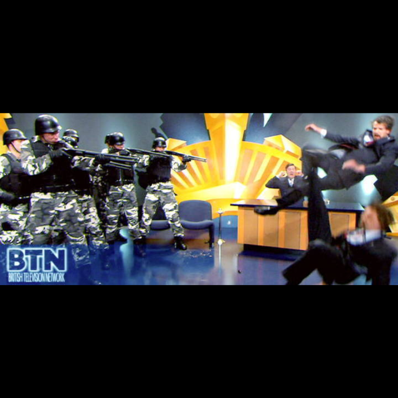 V4 Photo du film V for Vendetta; On y vois des soldats portant l'uniforme proposé sur cette page. Objet de collection. Accessoire de film original.