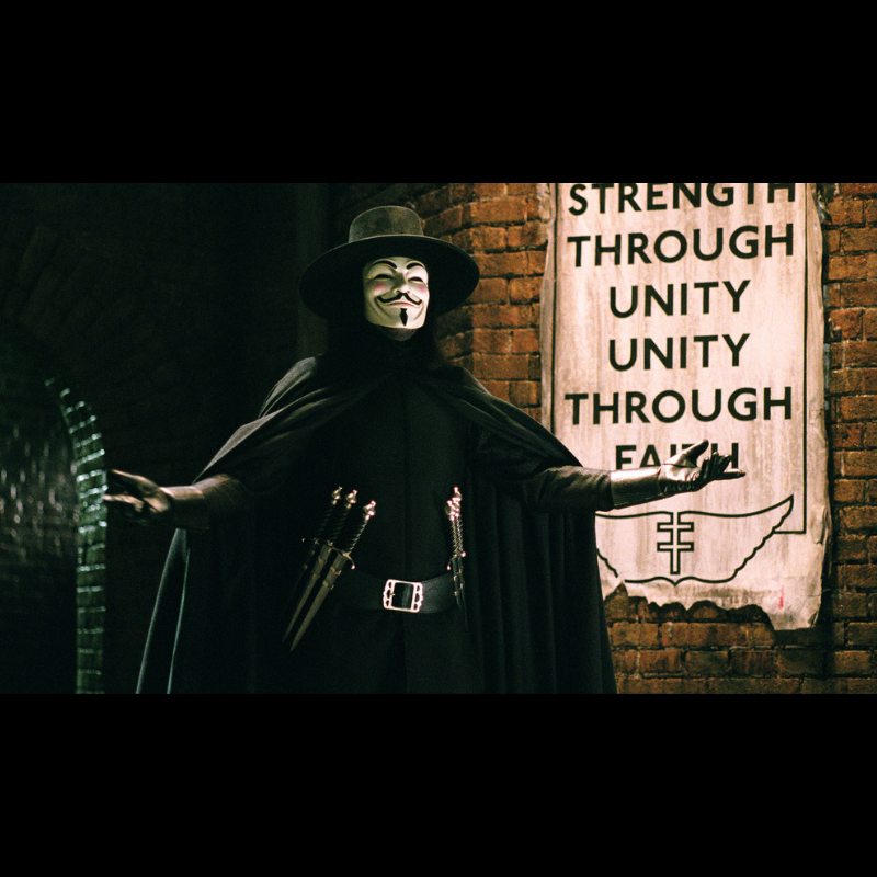V5 Photo du film V for Vendetta on y voit le personnage principal portant son masque similaire au produit proposé sur cette page. Reproduction du masque de V for Vendetta