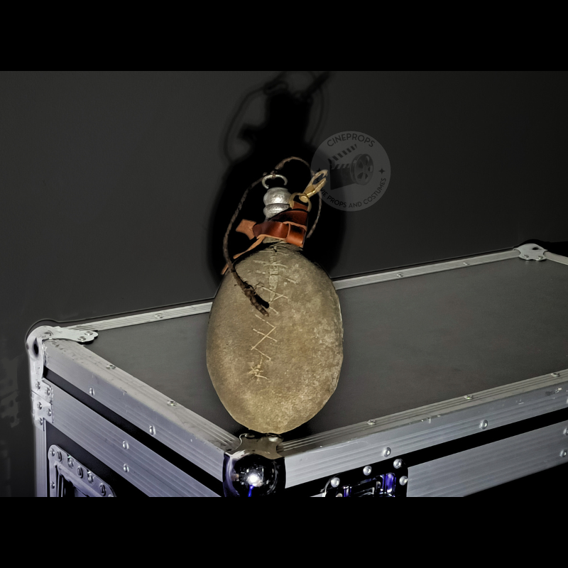 75 Photo objet cineprops original. Movie props. objet de film. Cinéma. Mort sur le Nil gourde militaire. Death on the nil military bottle