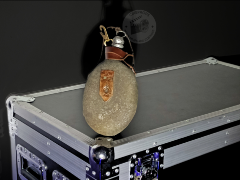 Photo objet cineprops original. Movie props. objet de film. Cinéma. Mort sur le Nil gourde militaire. Death on the nil military bottle