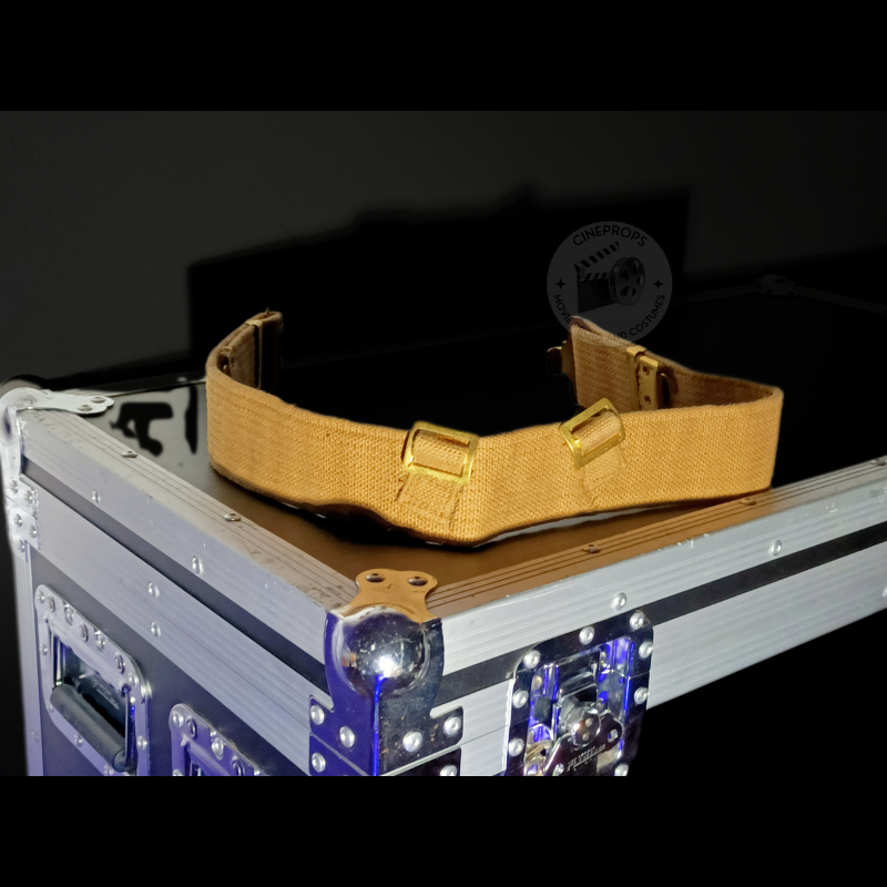 Photo objet cineprops original. Movie props. objet de film. Cinéma. Dunkerque Dunkirk ceinture soldat. Soldier belt.