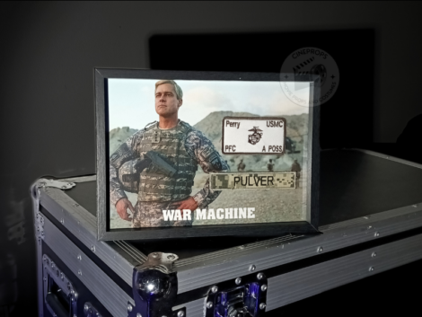 Photo objet cineprops original. Movie props. objet de film. Cinéma. War Machine patch militaire. Brad Pitt military patch