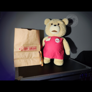objet de film original TED screen used Movie props cineprops cinéma