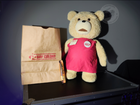 objet de film original TED screen used Movie props cineprops cinéma